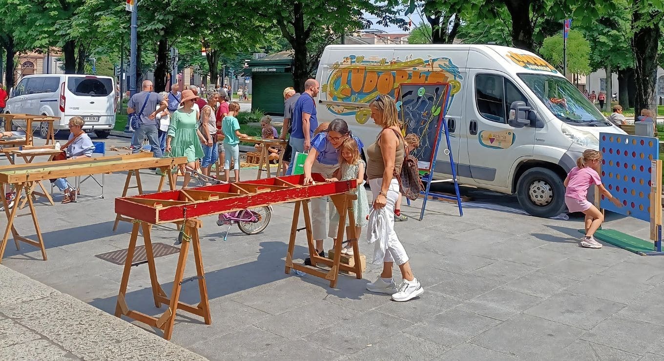 Un furgone colorato, colmo di giochi artigianali di legno per giocare insieme! 

