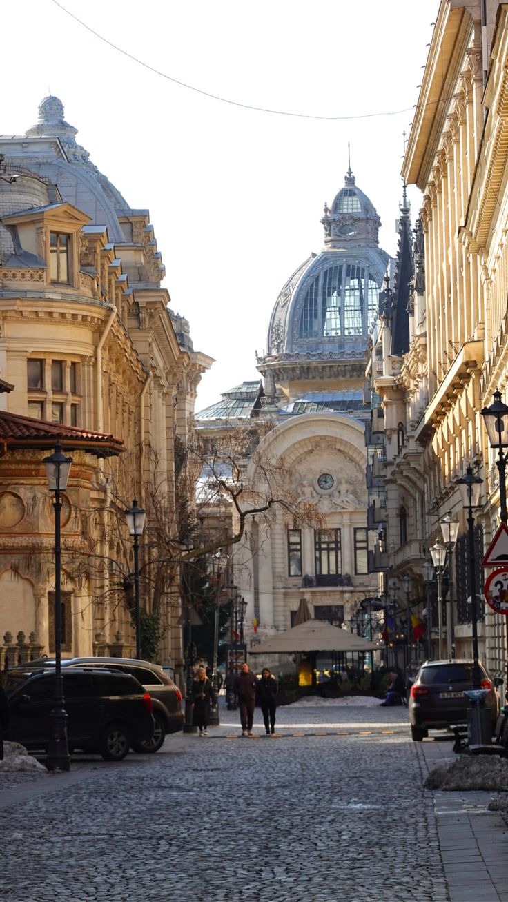 Racconti, esperienze, ricordi e consigli per visitare le due capitali europee che si aprono sempre più al turismo


