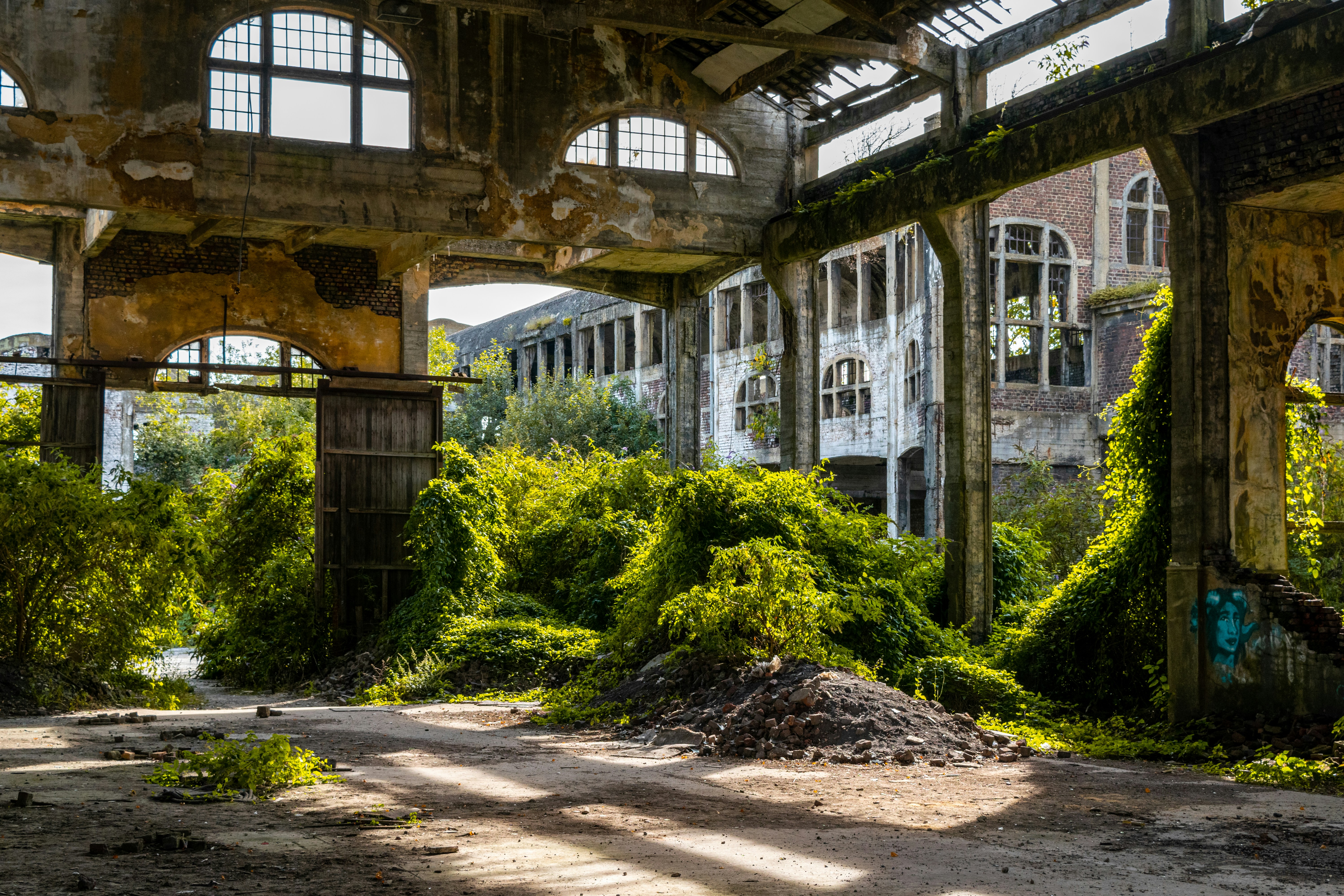 Una serata dedicata all'urbex, esplorazione urbana di edifici abbandonati, attraverso fotografie e musica. 